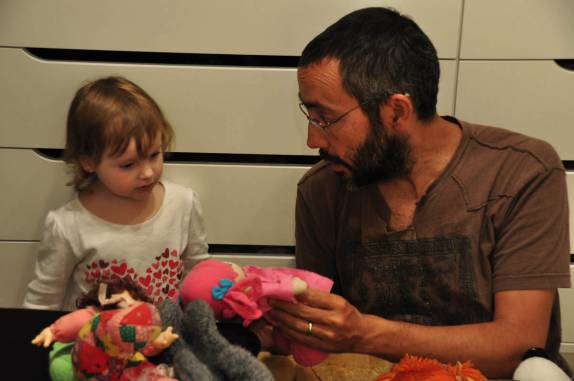 Tentando ganhar a confiança da sobrinha, em Curitiba, no Paraná